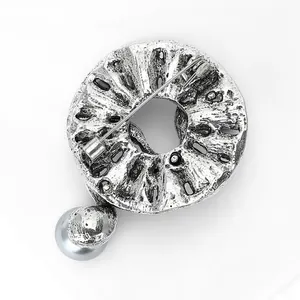 Vintage Silberne Brosche mit strukturierter Oberfläche und grauem Perlenanhänger