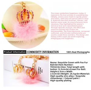 Nahaufnahme von rosa Pelz-Bommel-Schlüsselanhänger mit Krone, Strass und Abmessungen