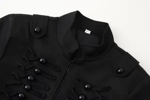 Dettaglio giacca stile militare con colletto alla coreana, spalline e cordoncini intrecciati