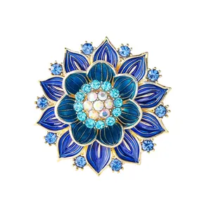 Luxuriöse blaue Lotos-Emaille-Brosche mit goldenen Blütenblättern und Kristallen