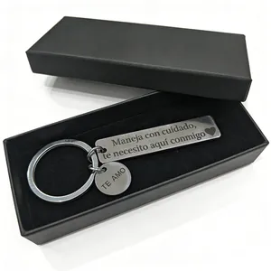 Poliertes Edelstahl Schlüsselanhänger-Set auf Spanisch in schwarzer Geschenkbox