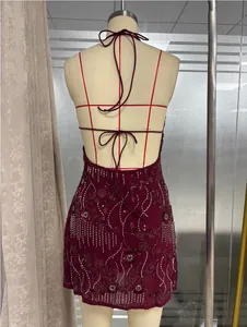 Vue arrière détaillée de la mini robe bordeaux à paillettes et broderies dos nu