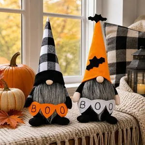 Coppia di gnomi di Halloween con cappelli a punta e scritte BOO in casa addobbata
