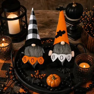 Dettaglio di gnomi di Halloween con striscione Boo, zucche e candele festive