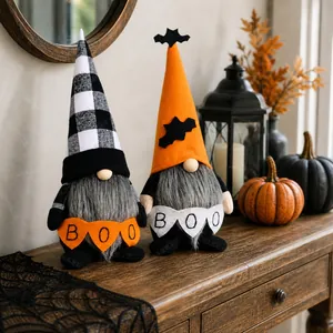 Dettaglio di due gnomi di Halloween con striscioni Boo su tavolo di legno con zucche