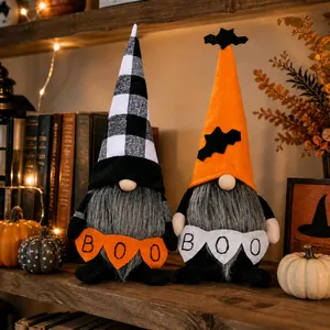Dettaglio di gnomi di Halloween con striscioni BOO, cappello a quadri e motivo pipistrello