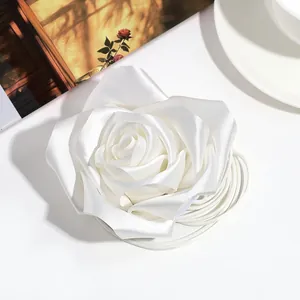 Accessoire élégant de fleur de camélia blanc avec pétales en soie et cordon élastique