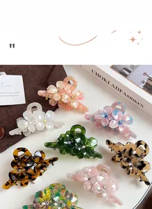 Détails de pinces à cheveux fleuries serties de diamants et finition en acétate brillant