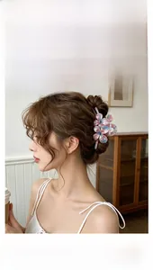 Détail de la pince à cheveux en acétate à double fleur avec texture marbrée élégante