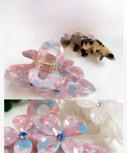 Détail macro de la pince à cheveux fleur en acétate avec strass et effet marbré