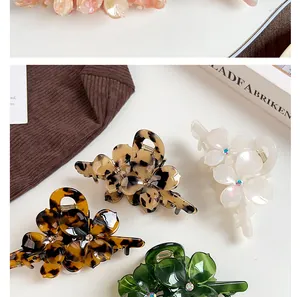 Détails de pinces à cheveux florales en acétate avec centres en cristal étincelants