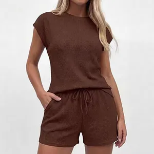 Nahaufnahme des braunen Waffelstrick-Loungesets mit Kordelzug-Shorts und strukturierter Optik