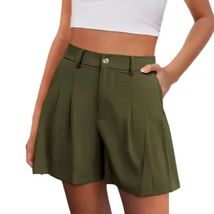 Detailansicht der olivgrünen Hose mit hoher Taille, weitem Bein und Falten am Bund