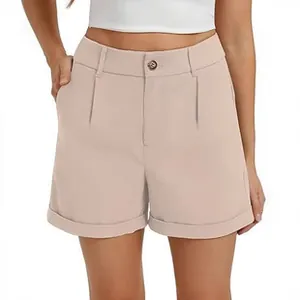 Detailansicht der beige Shorts mit hoher Taille, Knopfverschluss, Falten und Aufschlag