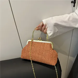 Sac coquillage en paille tressée marron avec poignée dorée et bandoulière chaîne femme