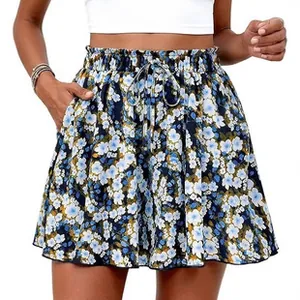 Detailansicht eines floralen Rocks mit hoher Taille, Kordelzug und Seitentaschen