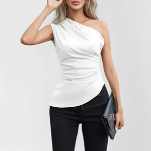 Detail eines weißen One-Shoulder-Tops mit elastischer Raffung an einem Modell