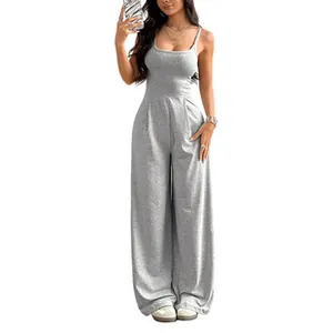 Detailansicht eines Jumpsuits mit weitem Bein, hoher Taille und gerippter Textur