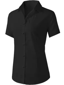 Detailaufnahme der schwarzen Damenbluse mit Knopfleiste und klassischem Reverskragen