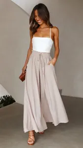 Detailansicht der High-Waist-Weitbeinhose mit elastischem Tunnelzug und Seitentaschen