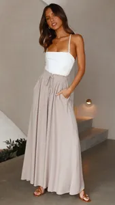Details der weit geschnittenen Hose mit hohem Bund, elastischem Kordelzug und Seitentaschen