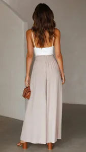 Detailansicht der beige Weite Hose mit hohem Bund und elastischem Gummizug oben
