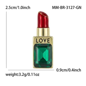 Broche rouge à lèvres dorée avec émail rouge et pierre précieuse émeraude gravée