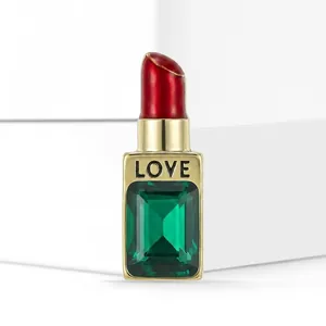 Broche rouge à lèvres élégante avec cristal vert et finition dorée avec texte LOVE