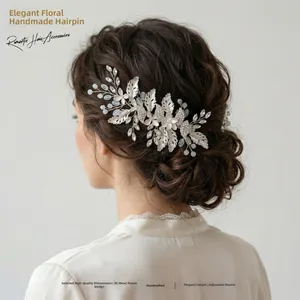 Dettaglio di un fermaglio per capelli da sposa argento con fiori di cristallo e perle