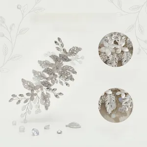Vista dettagliata dei cristalli avvolti in filo e fiori d'argento sulla molletta da sposa