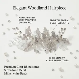 Accessorio per capelli da sposa argentato con strass e perline su sfondo bianco