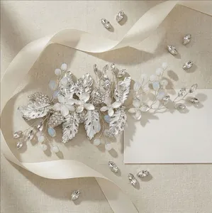 Fermaglio per sposa in argento con fiori metallici, strass e cristalli su seta beige