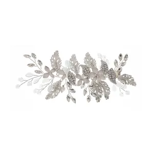 Elegante fermaglio da sposa argento con fiori in metallo, cristalli e strass su bianco