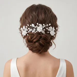 Dettaglio del fermaglio per capelli con rose in ceramica e perle per acconciatura