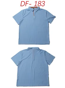 Détail d'un polo bleu clair en maille gaufrée avec col intérieur contrasté marron