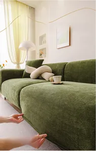 Vue détaillée de la housse de canapé en chenille vert matcha avec texture chevrons