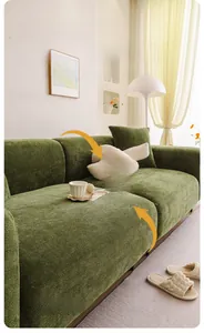 Détail de la housse de canapé en chenille vert foncé avec motif à chevrons antidérapant