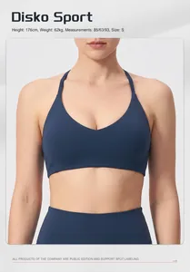 Nahaufnahme von Sport-BH und Leggings aus gebürstetem Stoff an einem 176cm Model