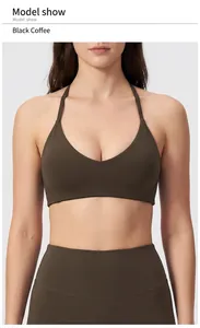 Detail des dunkelbraunen Halter-Yoga-BHs mit V-Ausschnitt und matter, gebürsteter Textur