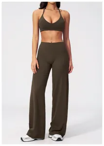 Detail der hoch taillierten weiten Yoga-Hose und Halterneck-Sport-BH in Olivgrün