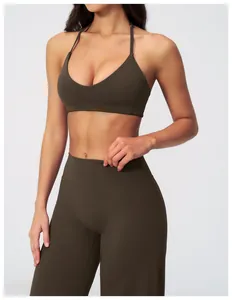 Detail von olivgrünem Halter-Yoga-BH und Leggings mit hoher Taille am Modell