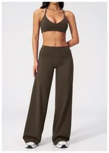 Detail der hoch taillierten Yoga-Hose mit weitem Bein in Dunkelbraun mit Matt-Effekt