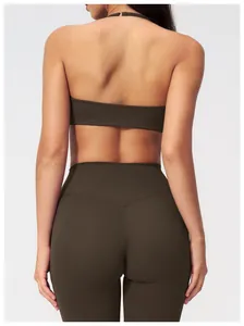 Detailansicht olivgrüner Sport-BH mit Rückenausschnitt und hoch taillierten Yoga-Leggings