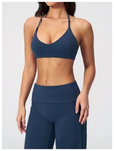 Vorderansicht von marineblauem Halter-Sport-BH und hoch taillierter Leggings