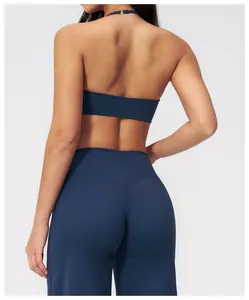 Makroansicht der marineblauen Yoga-Hose mit V-förmigem Bund und formgebenden Details