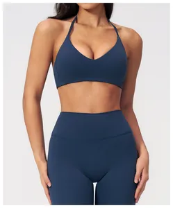 Detail eines marineblauen Halter-Yoga-Sport-BHs und hoch taillierter Leggings