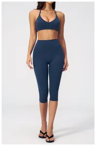 Vorderansicht von marineblauem Halter-Sport-BH und Capri-Leggings mit hohem Bund