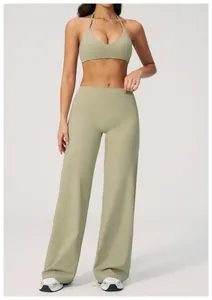 Detail des salbeigrünen Yoga-Sets mit weichem gebürstetem Stoff und Neckholder