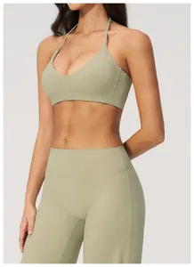 Detailansicht von salbeigrüner Halter-Yoga-BH und nahtlosen Leggings mit hohem Bund