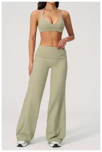 Detail eines graugrünen Yoga-Sets mit Neckholder-Sport-BH und weiter Sporthose